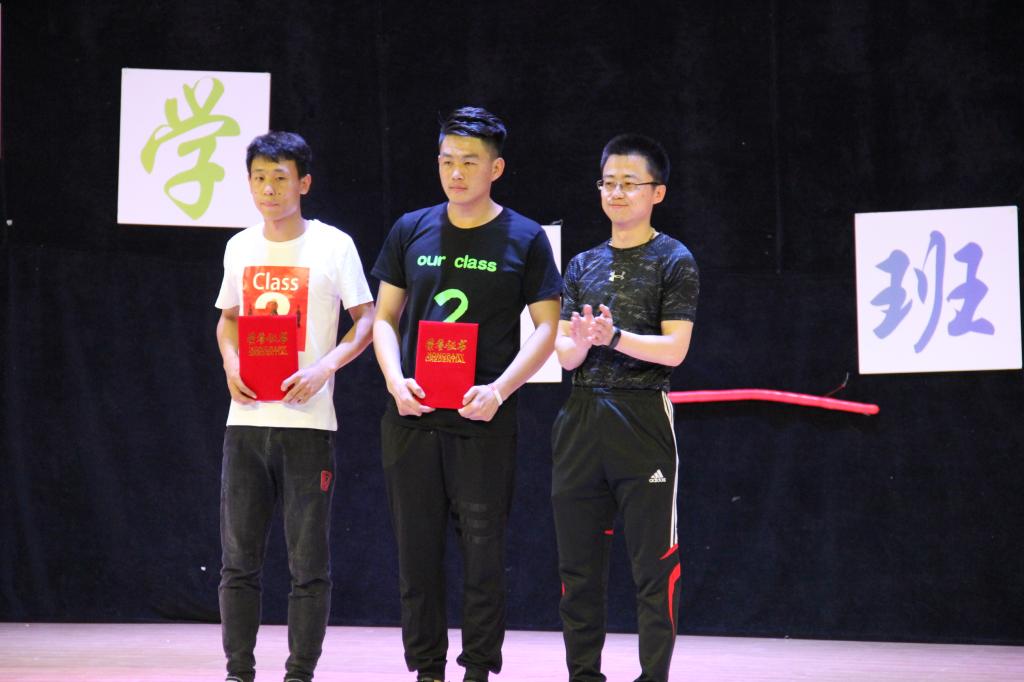 获奖班级班长领取荣誉证书