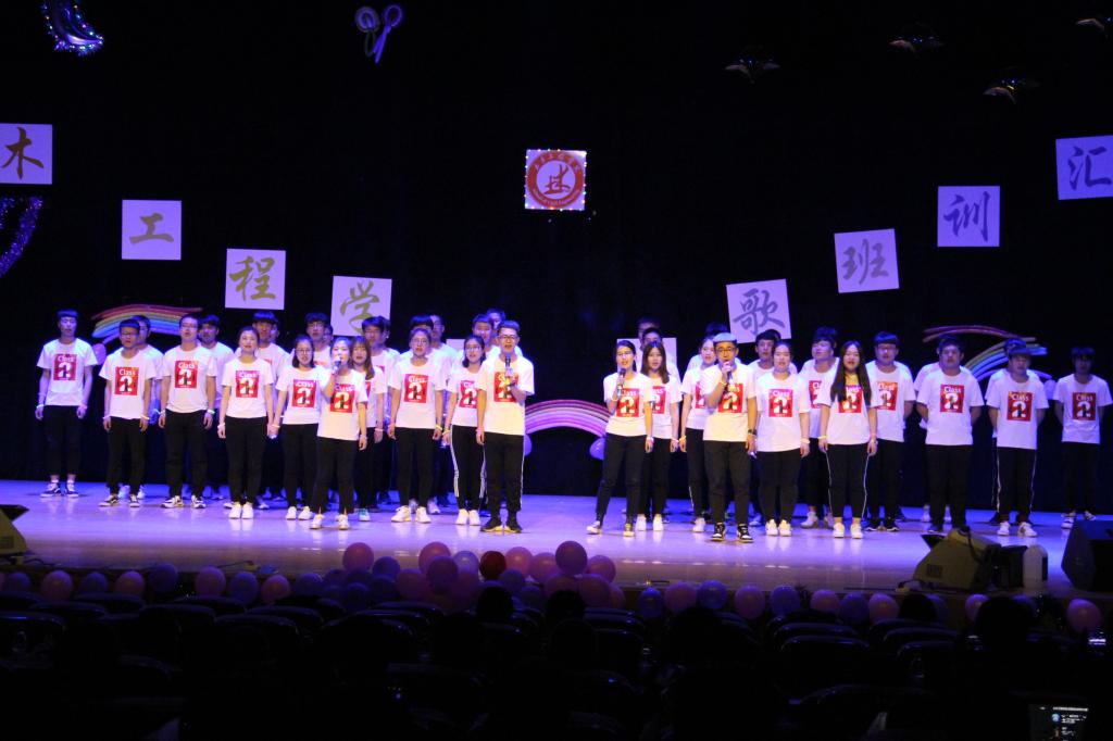 班级正在进行表演