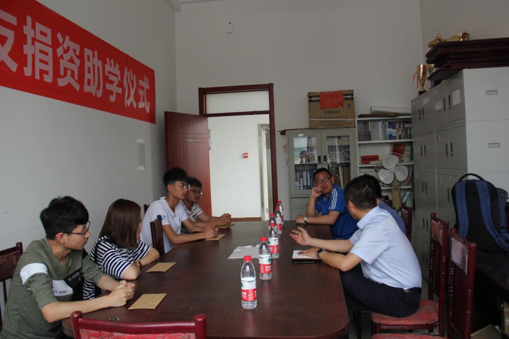 员工与受资助同学交流
