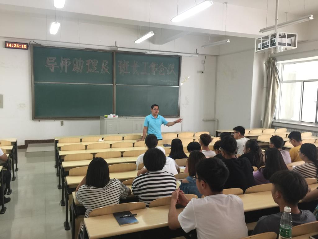 杨老师认真讲解