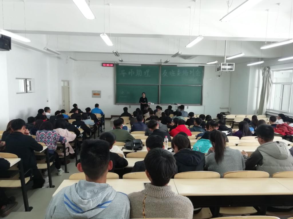 同学们认真听讲