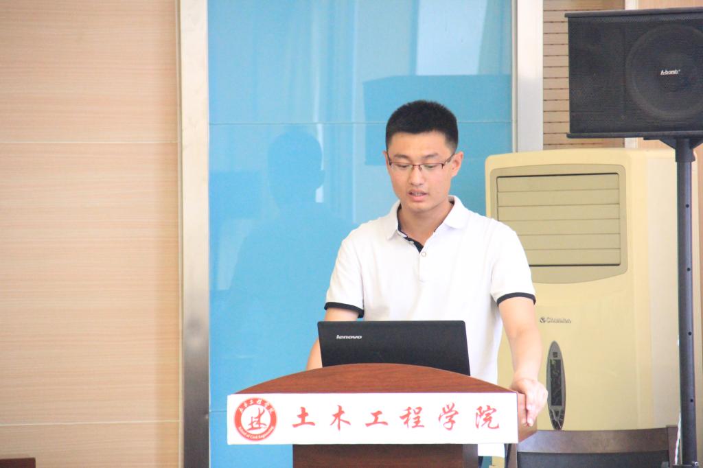 同学讲解自己的毕业论文